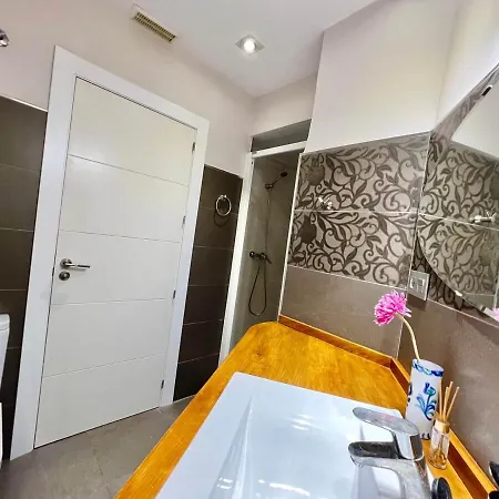 Square Flat Apartment *